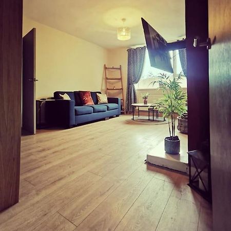 Entire 1 Bed Spacious Apartment, Private Balcony & Study Room Near City Whitehouse  المظهر الخارجي الصورة