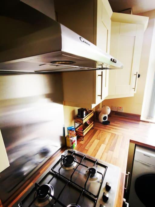 Entire 1 Bed Spacious Apartment, Private Balcony & Study Room Near City Whitehouse  المظهر الخارجي الصورة