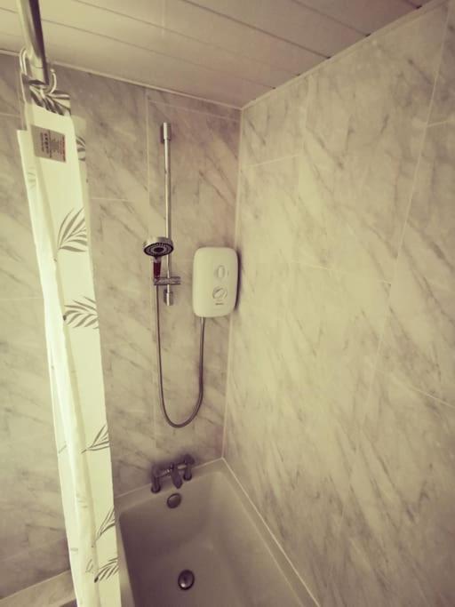 Entire 1 Bed Spacious Apartment, Private Balcony & Study Room Near City Whitehouse  المظهر الخارجي الصورة