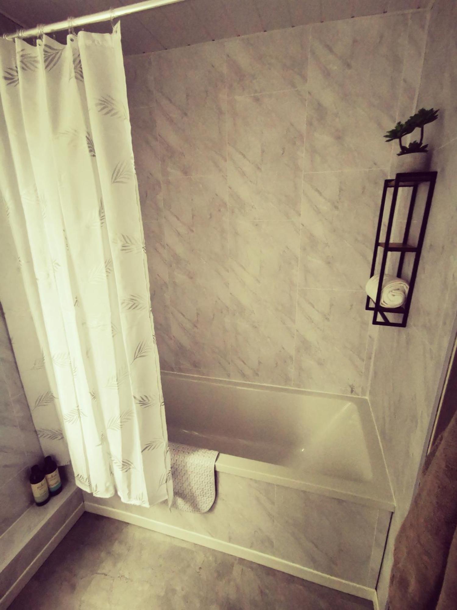 Entire 1 Bed Spacious Apartment, Private Balcony & Study Room Near City Whitehouse  المظهر الخارجي الصورة