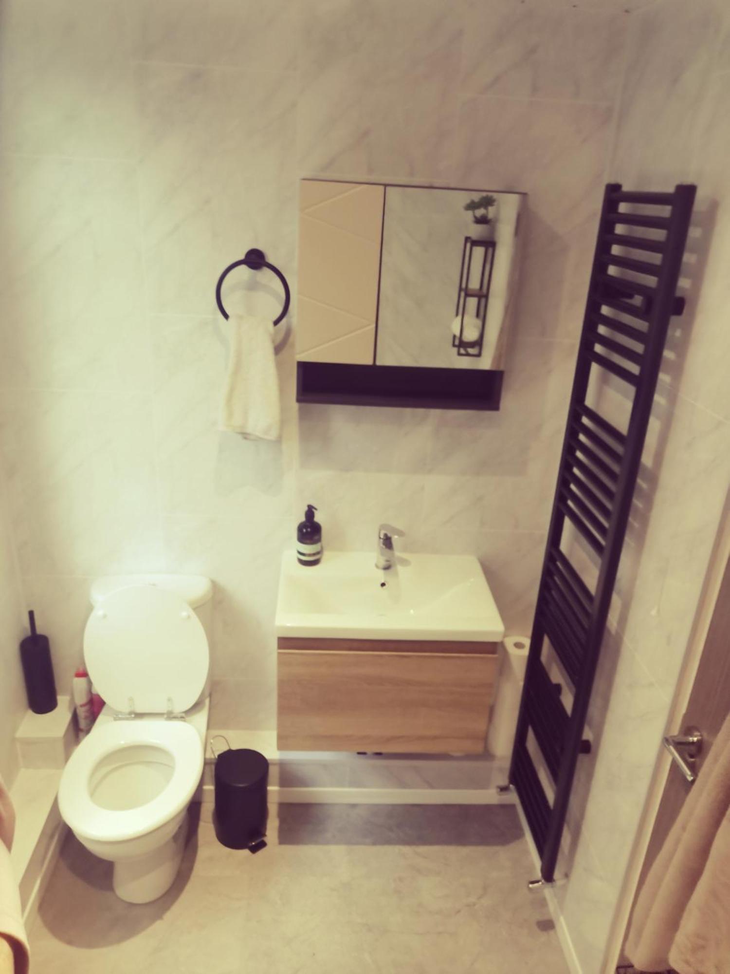 Entire 1 Bed Spacious Apartment, Private Balcony & Study Room Near City Whitehouse  المظهر الخارجي الصورة